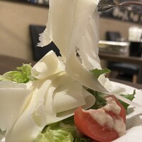 エノテカ ドォーロ 札幌店 - ラスパドゥーラチーズのサラダ（チーズリフト）
