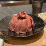 新宿牛タンローストビーフ 白か黒 - 