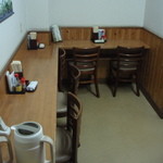 Mendokoro Ippuku - カウンター５席、テーブルで４席。＋３席は、隣の直売所に。