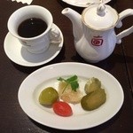 銀座みゆき館 - ピクルスの盛り合わせとコーヒー