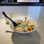 麺屋はる - 醤油ラーメンあっさり　煮玉子のせ