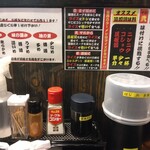 横浜家系ラーメン 松浦家 - 卓上、色々書いてある(2025.5.2)