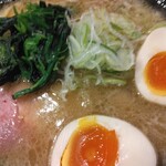横浜家系ラーメン 松浦家 - 味玉ラーメン1030円具材アップ(2025.5.2)