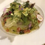 Ristorante Tremolo - ショートコース（マグロとリコッタサラータチーズのブルスケッタ、前菜、パスタ、ドルチェ）：３８５０円の前菜。 本日鮮魚のカルパッチョサラダ仕立て。