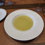 オステリア プロフーモ - グリーンピースのポタージュ