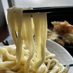 武蔵野うどん 竹國 東松山店 - 凹凸の平打ち麺です