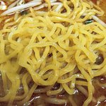 遠州製麺所 - やや赤みがある唐辛子練りこみ麺