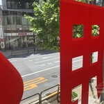 カリーライス専門店エチオピア - 窓からの明大通り