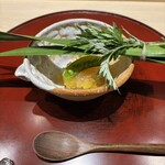 赤坂 島袋 - 葉菖蒲と蓬の葉の束を乗せて