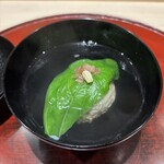 赤坂 島袋 - 椀物：利尻昆布と鮪出汁 毛蟹真薯 柚子 茗荷