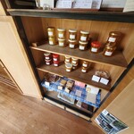 パンと菓子 VERVE - 入ってすぐの棚には美味しそうなジャム 