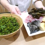澤田 - 鍋の具材は花山椒と黒メバルに筍とワラビ