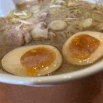 さっぽろ純連 北31条店 - とろ〜り味玉☆  黄色いちぢれ麺がスープとよく絡む