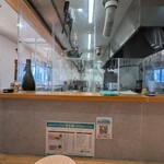 麺処 やま田 - カウンターの提供窓