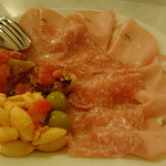 TRATTORIA AL SODO  - アペリティーボ1皿目(玉葱グリルトマトソース、ハム、サラミ、オリーブ他)