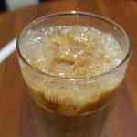 ドトールコーヒーショップ - 豆と豆のコラボレーション的なドリンクなアイスソイラテを頂くと
豆乳ならではの豆の風味とコーヒーの苦味がかった風味が混ざり合う事で飲みやすい。