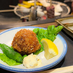 神楽坂 囲炉裏焼肉 祇園 - 名物の神戸牛のメンチカツ