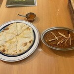 やっぱりインディア - チーズクルチャ(ハーフサイズ) 340円とチキンキーマカレー(パクチー抜き) 1,000円