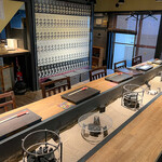 神楽坂 囲炉裏焼肉 祇園 - 1階カウンター席は女将がお世話してくれます