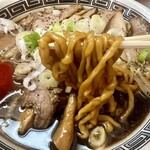 龍上海 横浜店 - 太麺に特製スープが絡んで美味い！