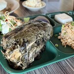 Highway Inn Restaurant - ほうれん草みたいな葉っぱで蒸し焼きにされたチキン