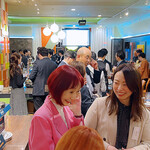 BistroW - カラフルで明るい店内