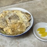 大衆食堂 若名 - カツ丼には沢庵が付く