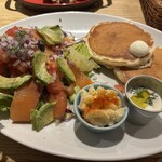 コナズ珈琲 新船橋店 - サーモンサラダパンケーキ