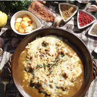 自慢の焼きチーズカレーと希少もつ明太を堪能