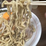 ラーメン二郎 - 柔めで味付けは総じてマイルド