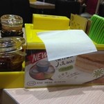 澳门味道 - 注文の紙と鉛筆、レンゲ、調味料、ティッシュが整理されてはいっているボックス