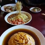 嘉興飯店 - 天津飯。背景がトマト冷麺と中華飯と母。笑っ