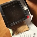花川堂 - 「幻の本わらび餅(1,200円)」。希少な本蕨粉で作った本物のわらび餅はご覧の通り真っ黒です！