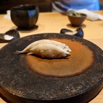 鮨 三心 - しらうお　桜葉蒸し①（ここで台を違うのに替えてた）