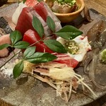 居酒屋 ちょーちょ - さわら、カツオ、本鮪、タコ、ホタルイカ、胡麻カンパチ、金目鯛