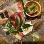 居酒屋 ちょーちょ - さわら、カツオ、本鮪、タコ、ホタルイカ、胡麻カンパチ、金目鯛