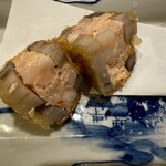 居酒屋 ちょーちょ - お通しは、海老真薯蓮根挟み揚げ