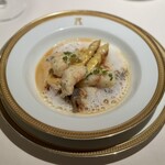 アピシウス - ホワイトアスパラガス、手長海老とモリーユ茸のカプチーノ仕立て