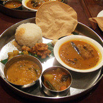 ガネーシュ - チキンドーサセット(2500円)のカリー3種(チキン、ダール、ベジタブル)、パパド、アルマター、チキンピクルス、チャトニ、アチャール、ミニライス
