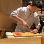日本料理FUJI - アカザエビを調理するご主人