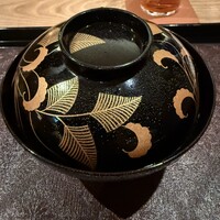 茜坂大沼 - 2、お椀
                      葛打ちした青森県産あいなめ、山形県産コシアブラの腕