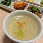 焼肉の名門 天壇 - 前菜（ほうれん草ナムル、白菜キムチ、牛筋煮込、水キムチスープ）