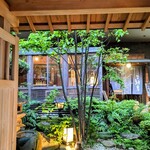 焼肉の名門 天壇 - 緑鮮やかな和庭のエントランス