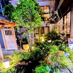 焼肉の名門 天壇 - 夜は蛍が飛び交いそうな幻想的な雰囲気