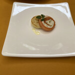 Au Depart Cinq fers - 一口の楽しみ　スモークサーモンとクリームチーズのロール