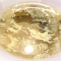 過門香歩高里 六本木店 - 牡蠣フライセット(餃子付き) 980円 の玉子とワカメスープ