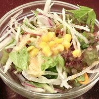 過門香歩高里 六本木店 - 牡蠣フライセット(餃子付き) 980円 のサラダ