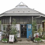 ボンサイ カフェ - 八角形の建物です