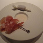 パルマの生ハムと松の実の生キャラメル 