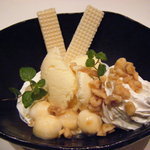 Okonomiyaki Teppan Yaki Rokusan - 白玉とフレッシュクリームのキャラメルナッツアイス